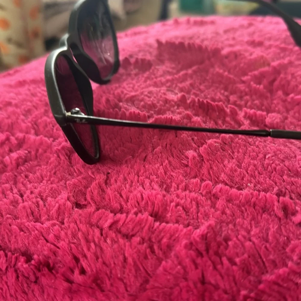 Fabulous Ray-ban sunglasses with green case!